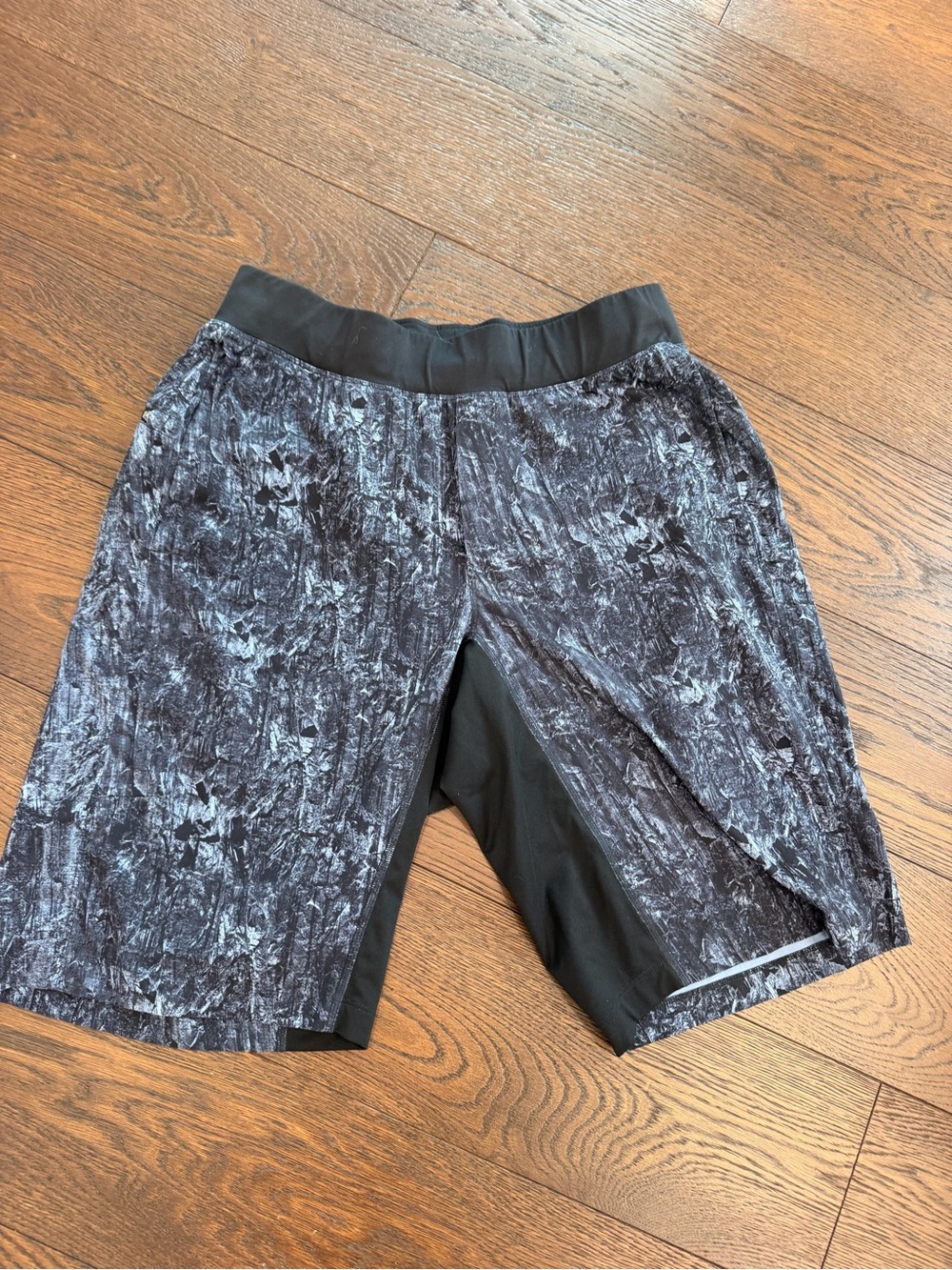 Men’s medium lululemon pace breaker shorts